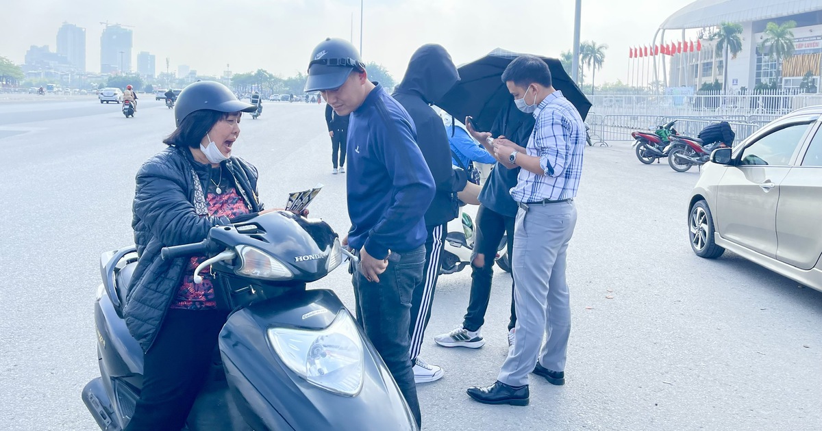 Chung kết AFF Cup 2022: Dân phe 'dàn trận' trước sân Mỹ Đình, giá vé hạ nhiệt