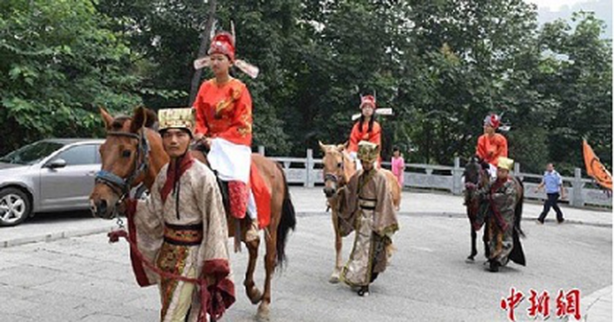 Thủ khoa đại học Trung Quốc cưỡi ngựa diễu hành