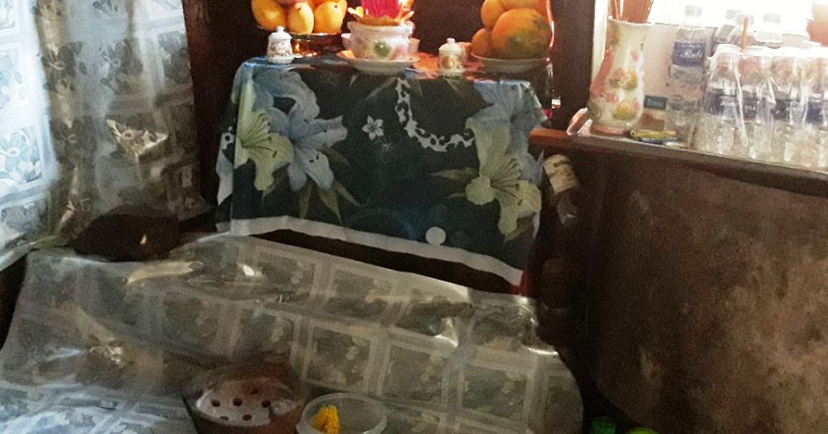 Lò than dính cứng, thanh niên nhấc không lên: Chủ nhà khổ vì nhiều người đến xem