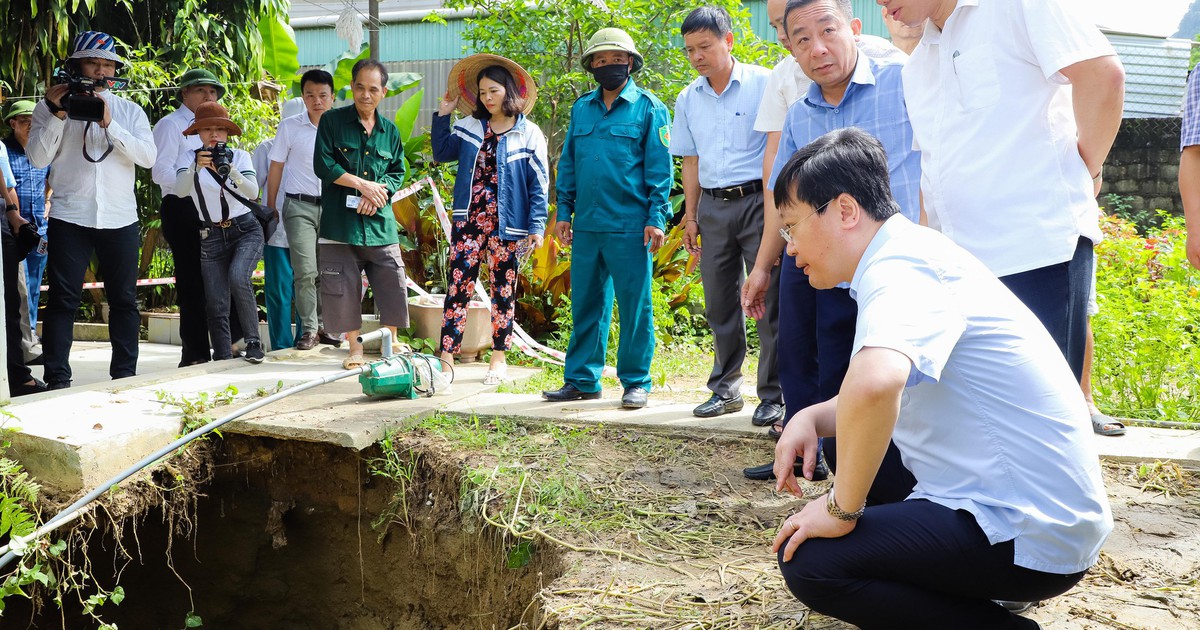 Nghệ An: 10 nhà dân phải sơ tán vì sụt lún đất bất thường