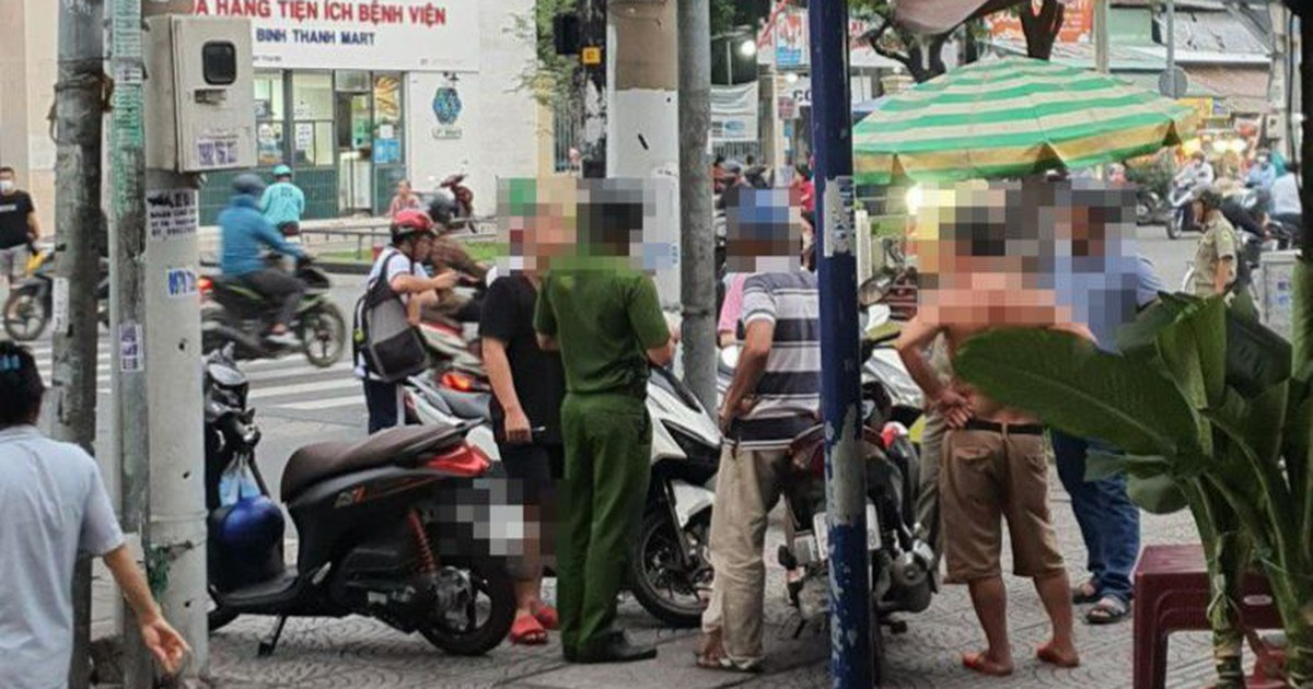 TP.HCM: Suýt va chạm giao thông, hai người đánh nhau náo loạn