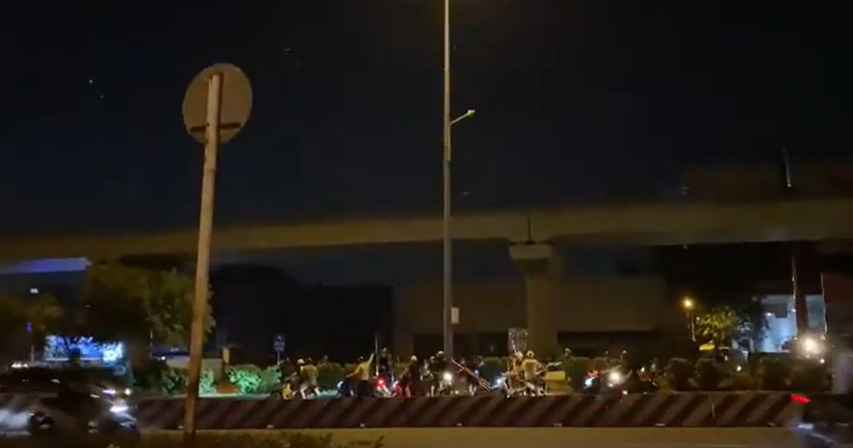 TP.HCM: Hàng chục người cầm hung khí ẩu đả dưới chân cầu Rạch Chiếc