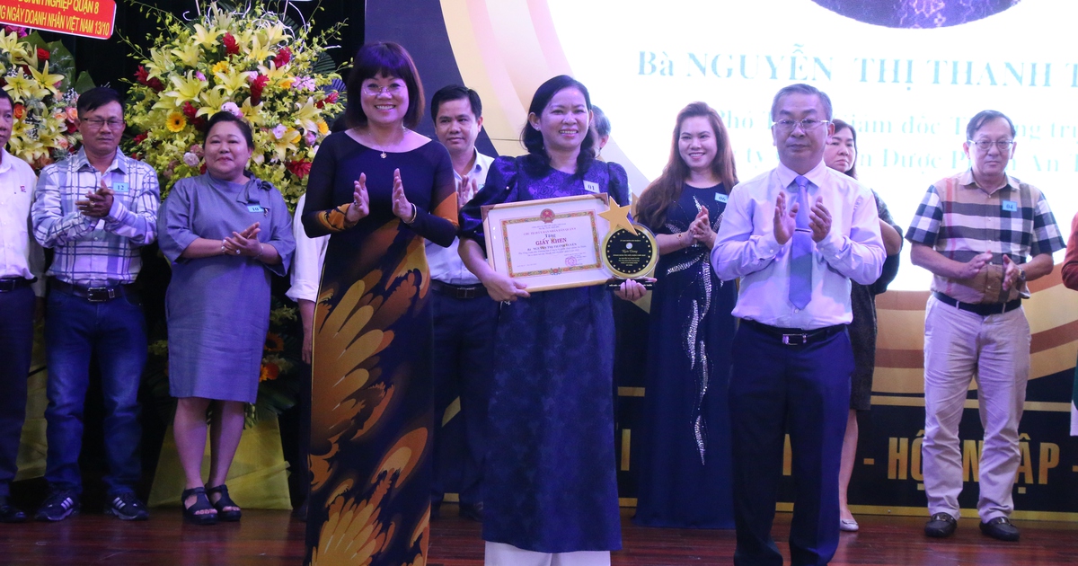 TP.HCM: Q.8 tôn vinh 18 doanh nhân tiêu biểu trên địa bàn quận