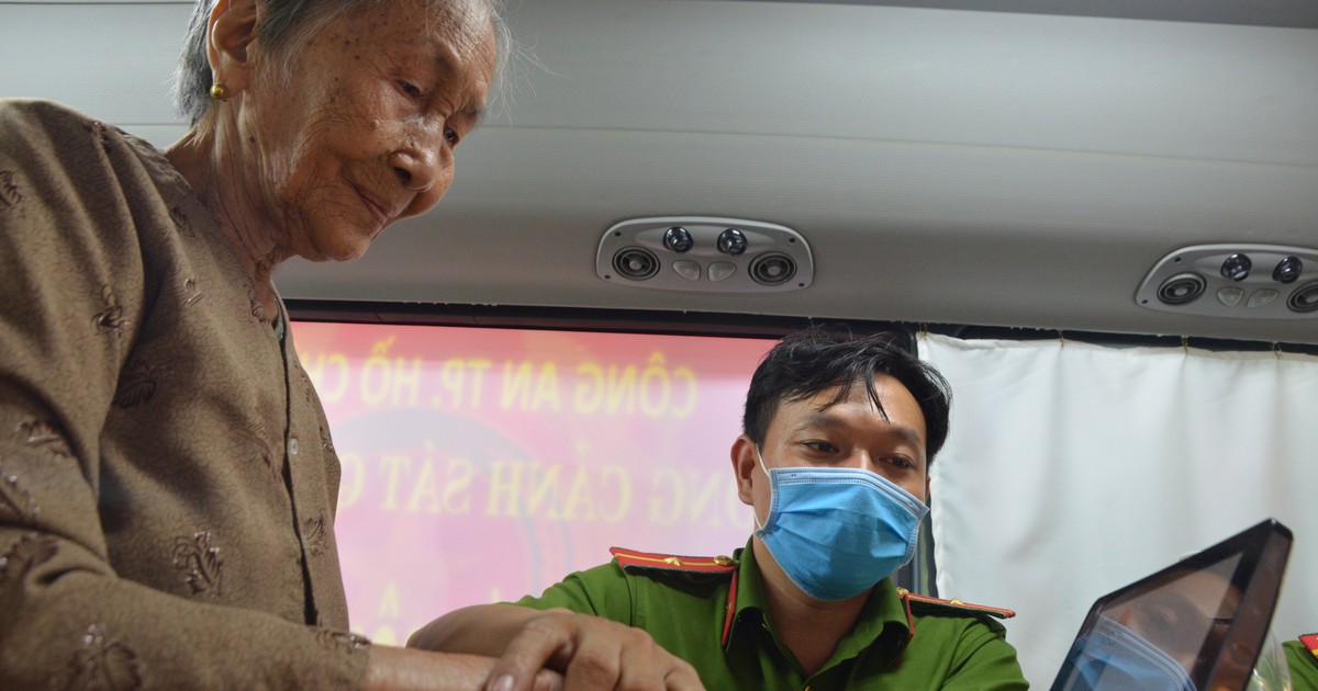 TP.HCM: Gia đình 3 thế hệ đi làm căn cước công dân gắn chip điện tử