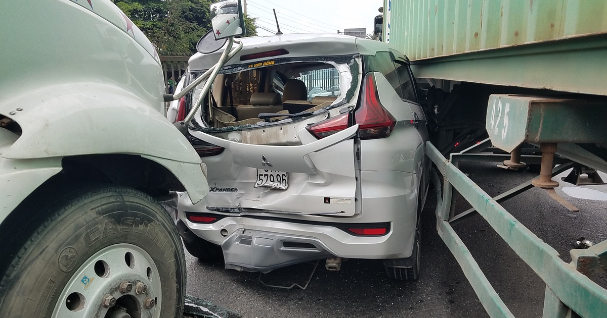 TP.HCM: Ô tô 7 chỗ bị 'kẹp' giữa 2 xe container to đùng