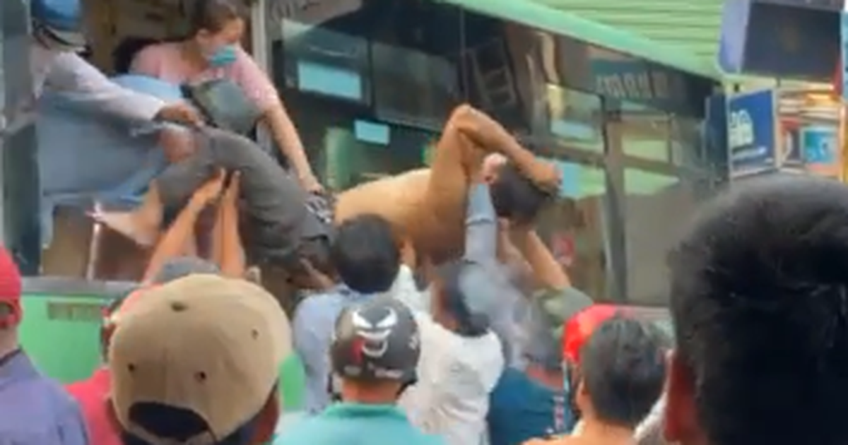 TP.HCM: Xe tải đối đầu xe buýt, tài xế mắc kẹt trong cabin