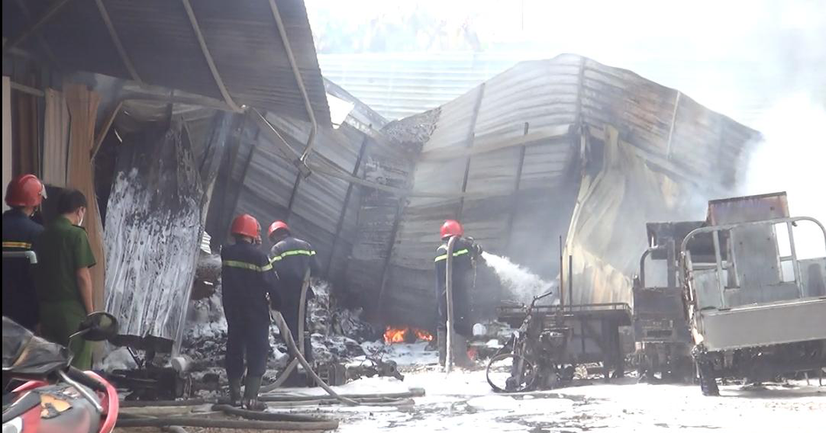 TP.HCM: Cháy bãi xe ở Q.Bình Tân, nhiều phương tiện bị thiêu rụi