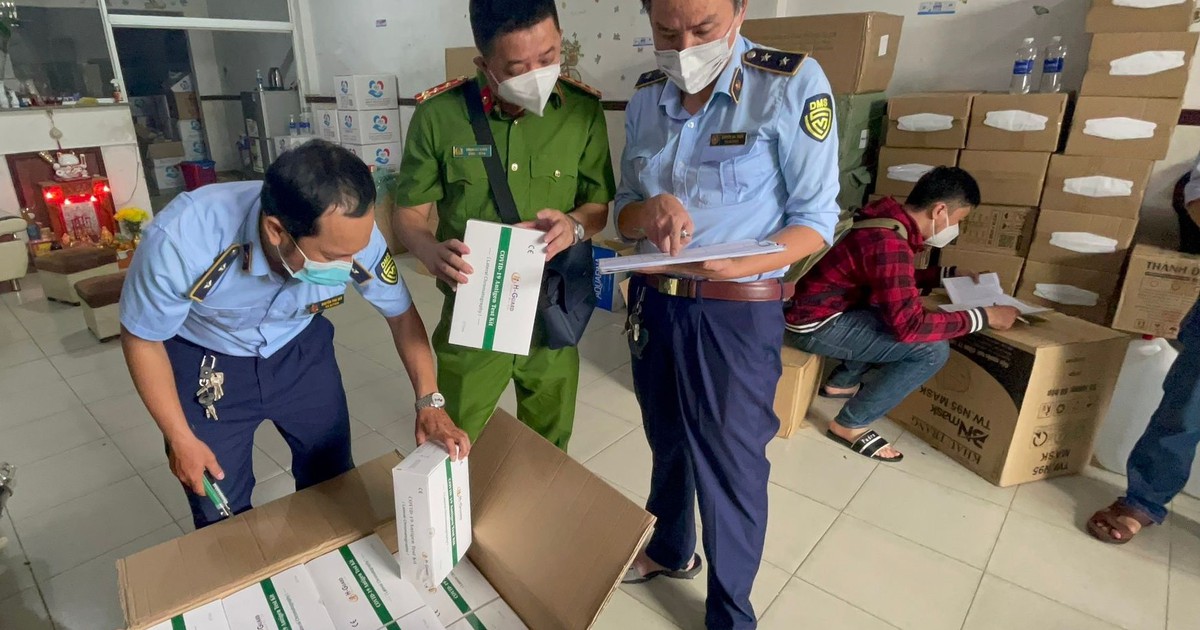 TP.HCM: Phát hiện lượng lớn kit test, thuốc điều trị Covid-19 không rõ nguồn gốc