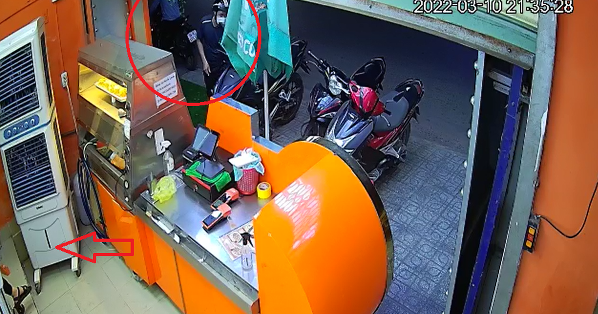 TP.HCM: Trộm xe máy ở quán ăn nhanh khi nhân viên bị khuất tầm nhìn