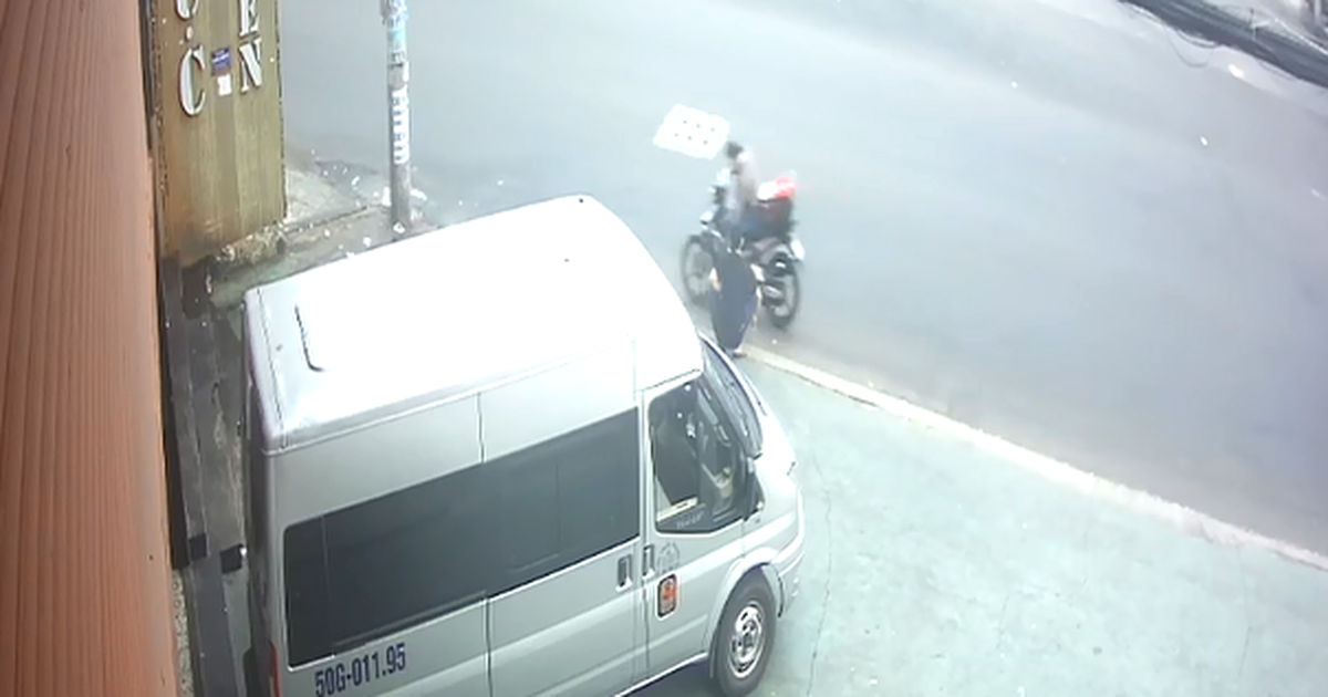 TP.HCM: Cướp điện thoại bất thành, nghi can chậm rãi rời đi... như không có chuyện gì