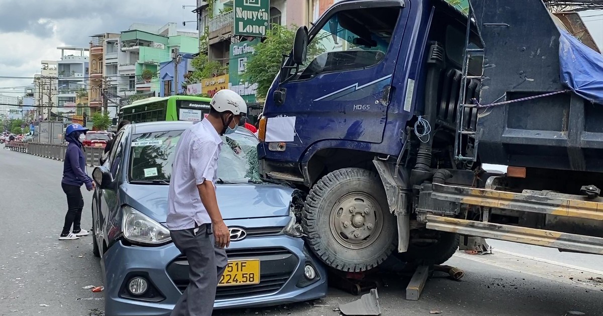 TP.HCM: Xe ben húc dải phân cách, lao sang đường tông biến dạng ô tô