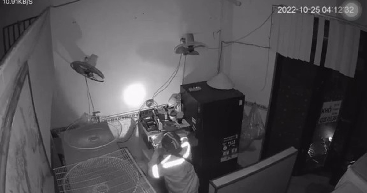 TP.HCM: Tiệm giặt sấy chốt cửa bằng hai ổ khóa vẫn bị trộm đột nhập