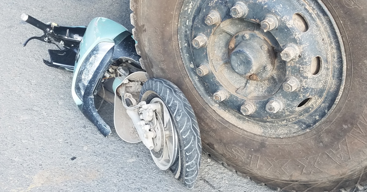 Xe tải cuốn xe máy điện vào gầm, một nữ sinh tử vong