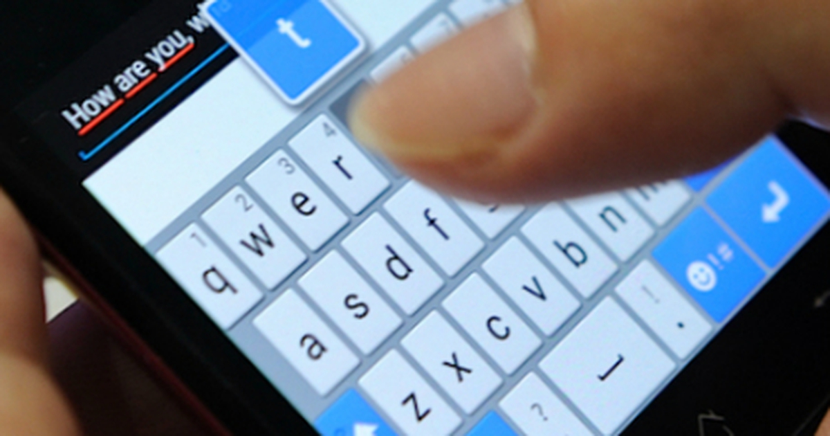 Quan tòa vừa xử án vừa... nhắn tin dàn xếp chuyện trông con