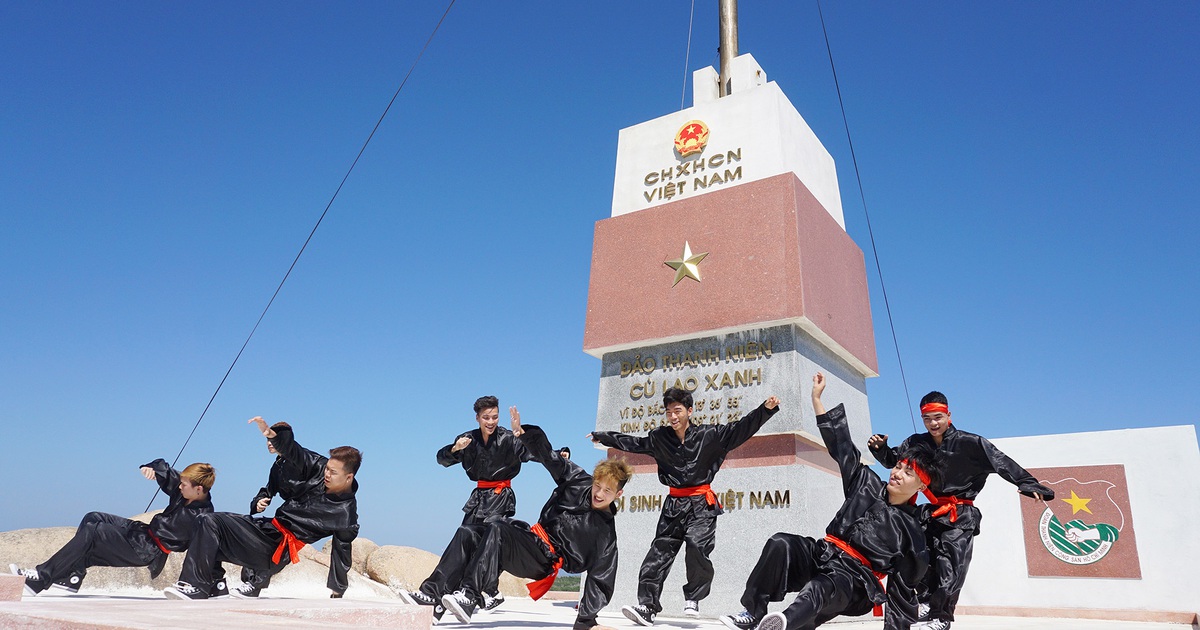 Múa võ Bình Định dưới chân Cột cờ chủ quyền