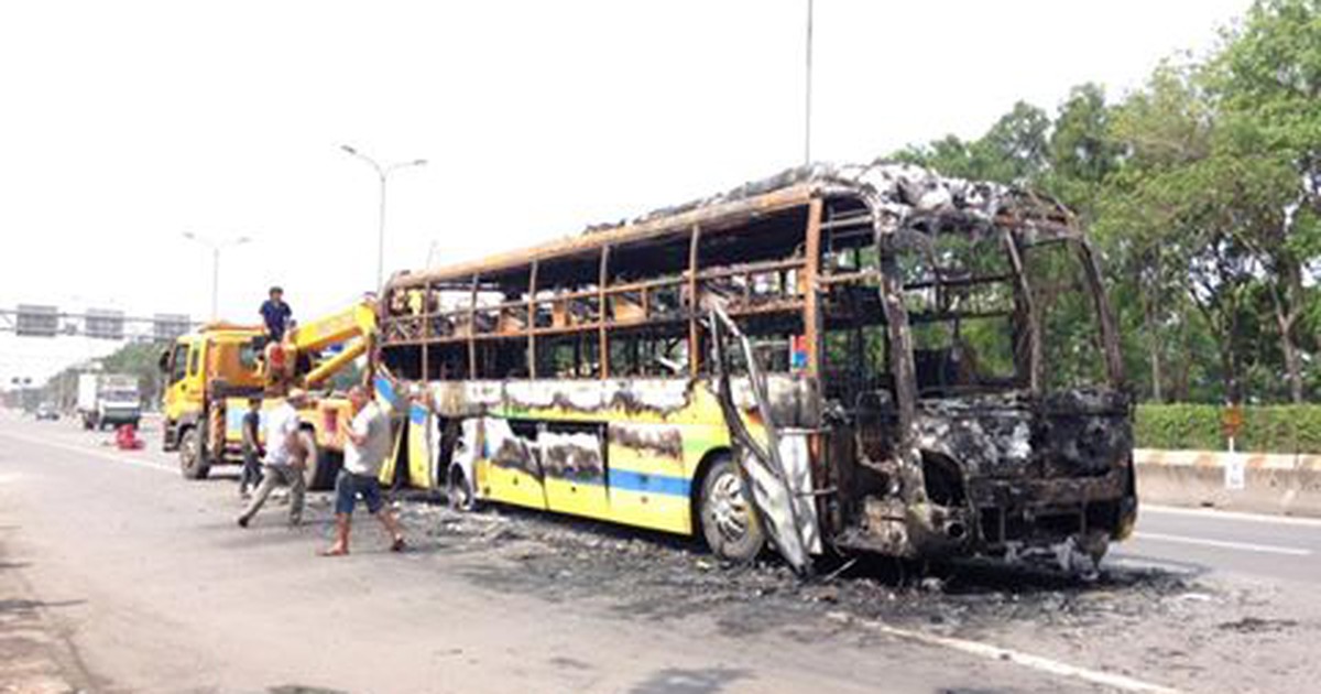 Xe giường nằm bốc cháy, hành khách hoảng loạn