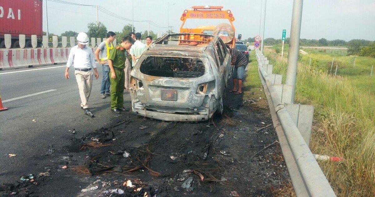 Xe 7 chỗ bốc cháy trên đường cao tốc TP.HCM - Long Thành - Dầu Giây