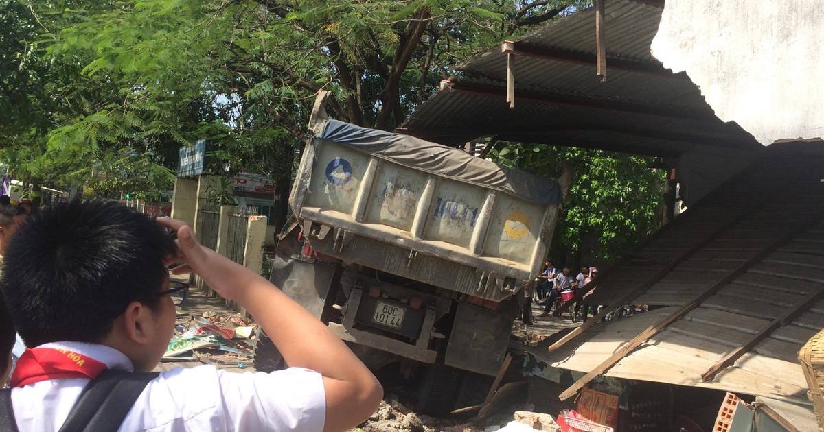 Xe ben mất thắng đâm vào trường tiểu học