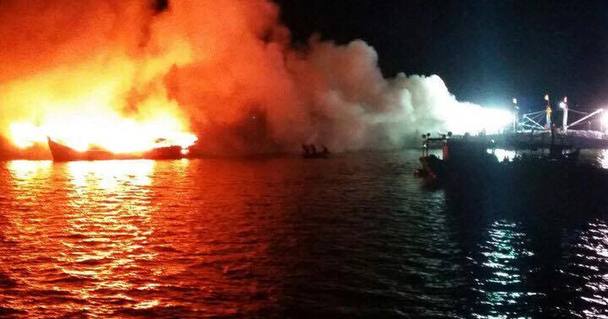 Cháy tàu chở xăng trên sông Đồng Nai, 2 người chết