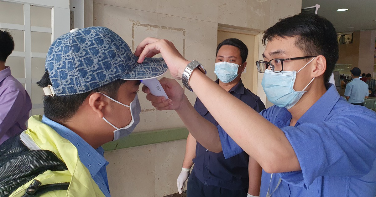 Bệnh viện Đồng Nai xét nghiệm Covid-19 cho nhân viên và bệnh nhân khoa ung bướu