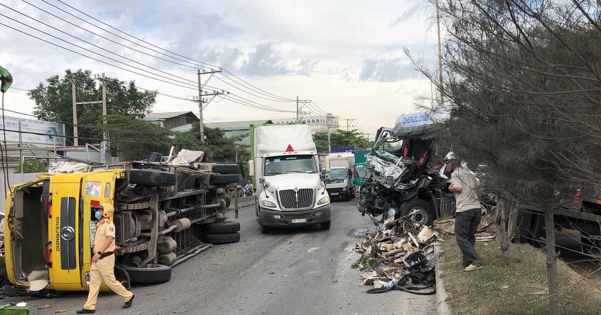 Tai nạn ở Đồng Nai: Xe đầu kéo container húc xe tải lật ngang giữa Quốc lộ 51