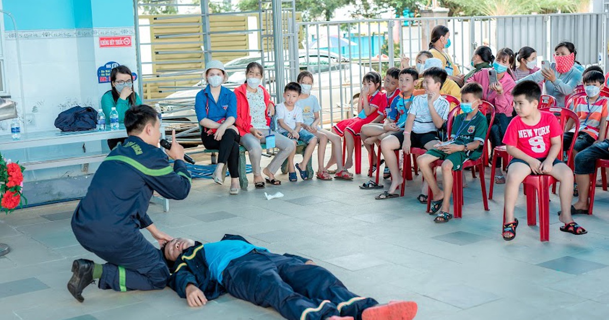 Đồng Nai: Đoàn thanh niên tổ chức dạy bơi miễn phí cho trẻ em khó khăn