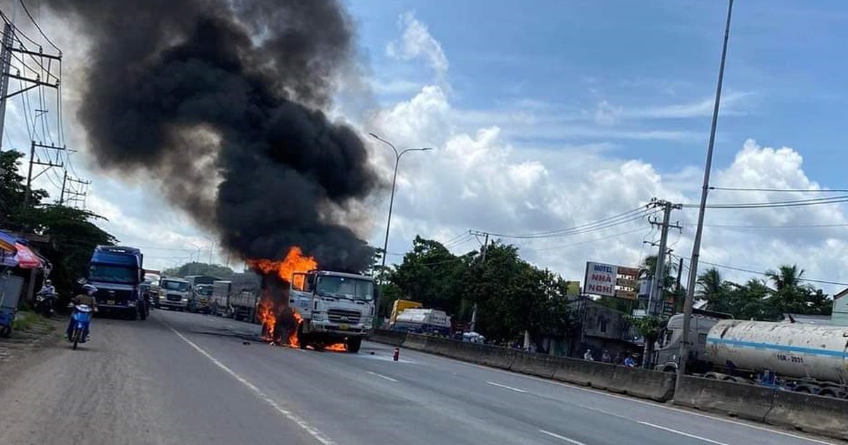 Đồng Nai: Xe tải bốc cháy dữ dội trên quốc lộ 51