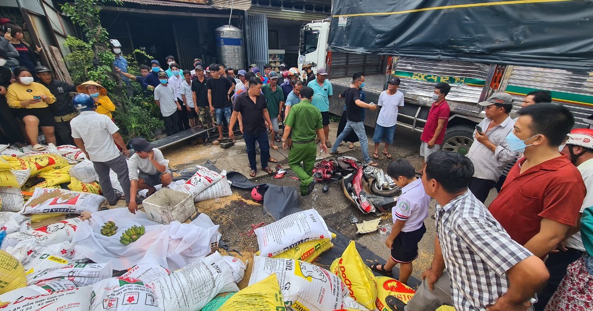 Đồng Nai: Một phụ nữ tử vong do xe tải chở cám bị lật đè