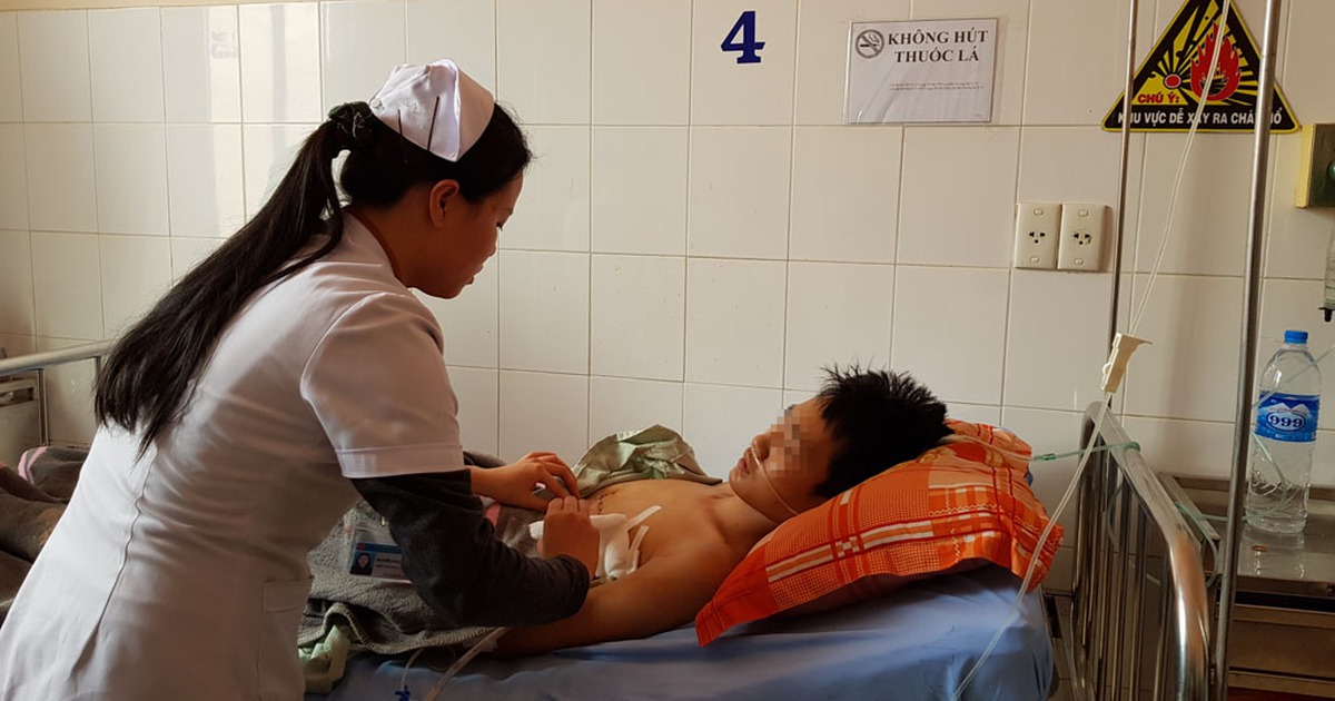 Cứu sống bệnh nhân 15 tuổi bị bạn đâm thủng tim, ngừng thở