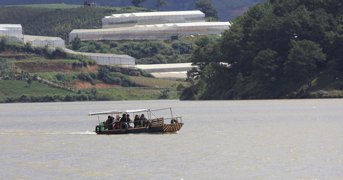 Chở khách ở hồ Đan Kia- Suối Vàng dù chưa được phép, bất chấp nguy hiểm