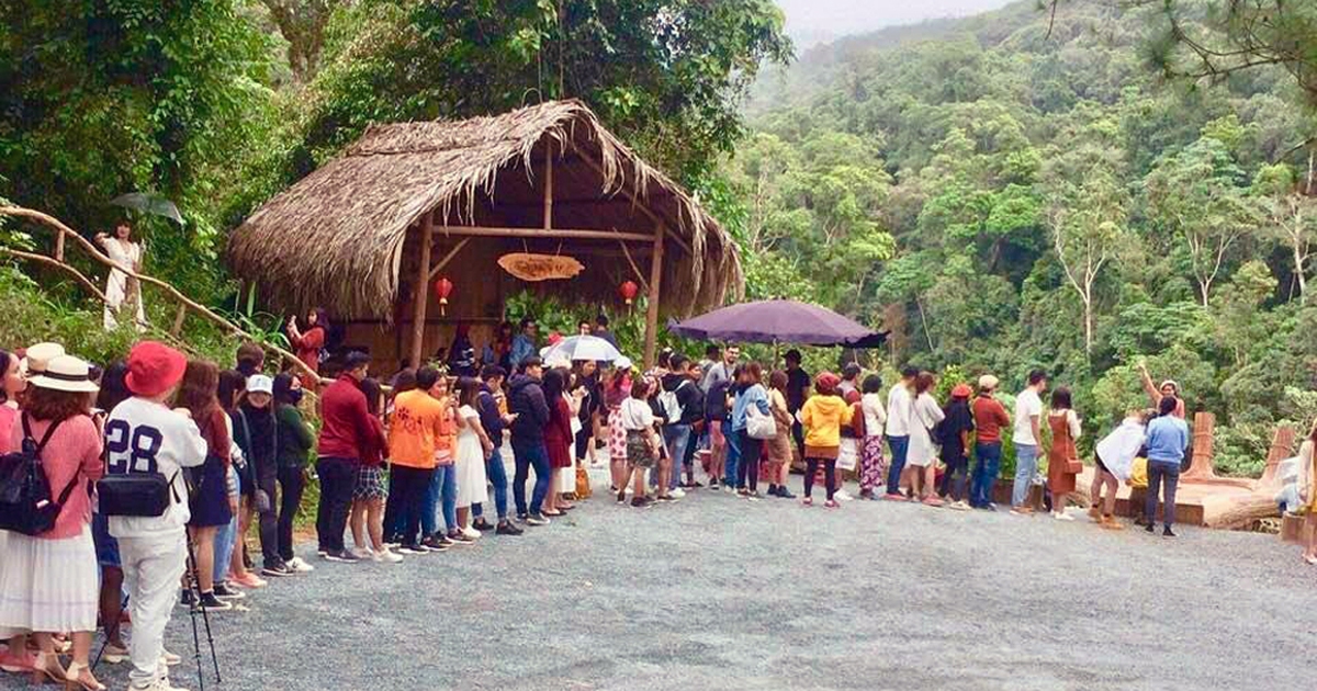 Người người xếp hàng chụp hình tay Phật và trái tim đỏ ở Hoa Sơn Điền Trang