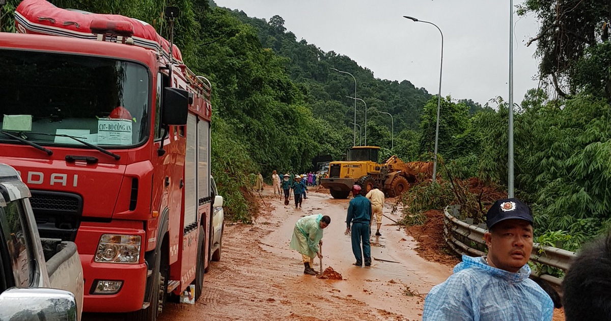 Đèo Bảo Lộc sạt lở tan hoang: Trắng đêm giữa giá lạnh cứu người