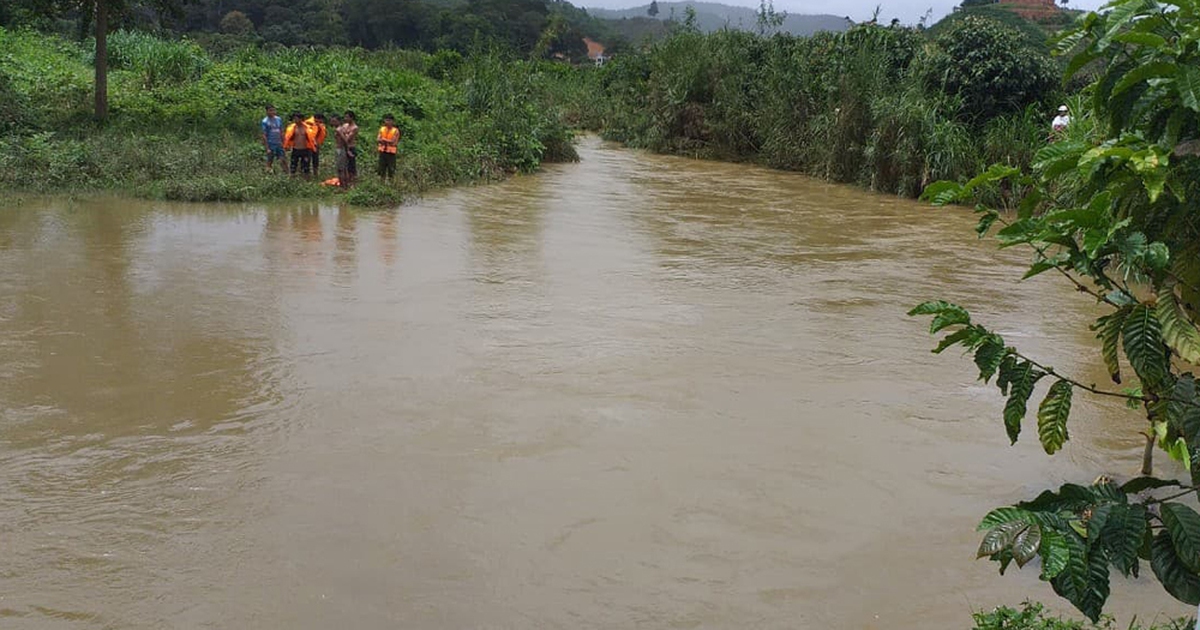 Đi hái măng rừng, một học sinh bị lũ cuốn trôi