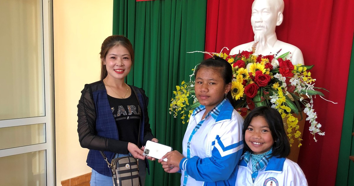 Học sinh nhặt được điện thoại iPhone trả lại người đánh rơi