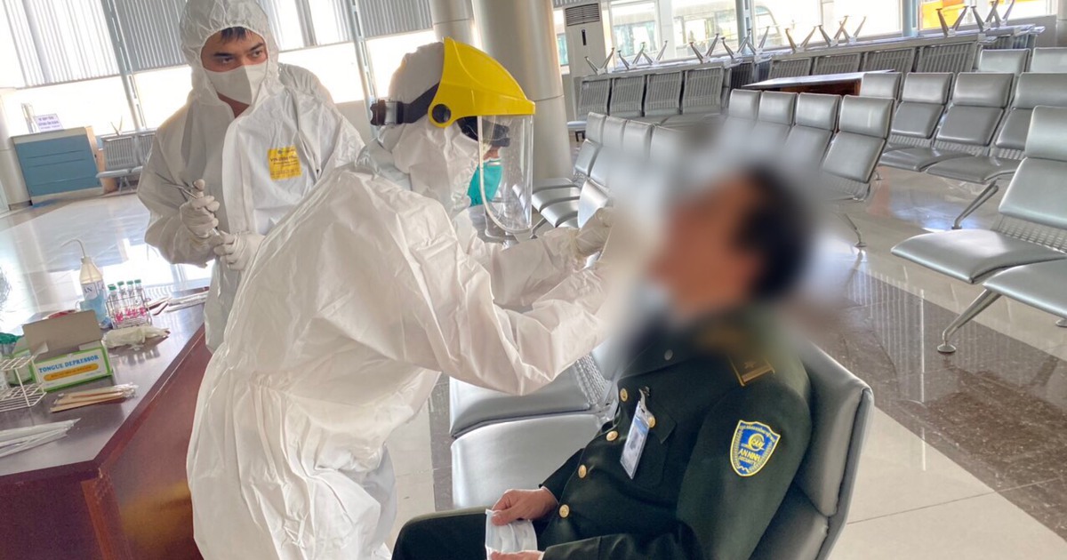 Lấy mẫu xét nghiệm Covid-19 toàn bộ cán bộ, nhân viên sân bay Liên Khương