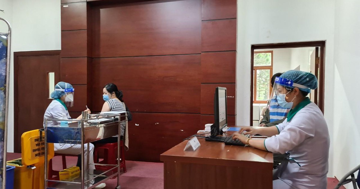 Lâm Đồng: Đồng loạt tiêm vắc xin Vero Cell phòng ngừa Covid-19