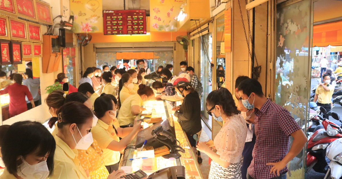 Nhiều người Sài Gòn thức sớm đi mua vàng vía Thần Tài, 6 giờ tiệm vàng đông nghẹt