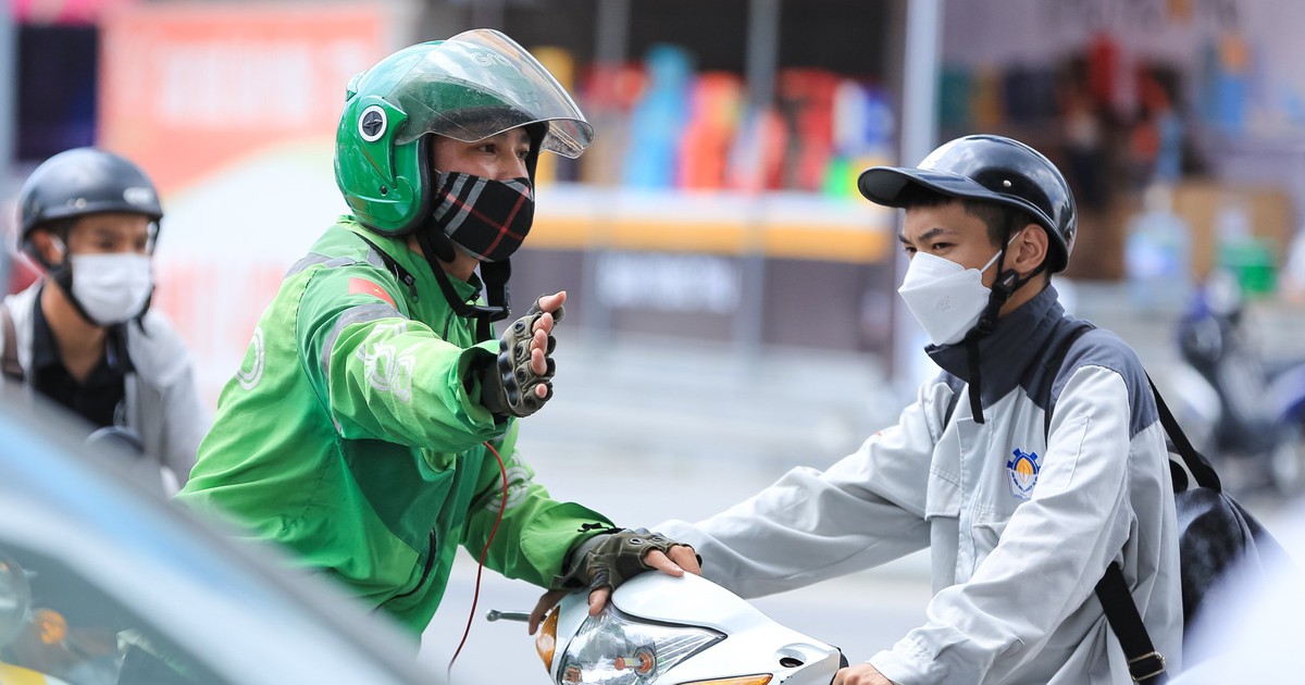 Chàng shipper phụ CSGT điều tiết giao thông giữa trời nắng nóng hóa ra là... người quen