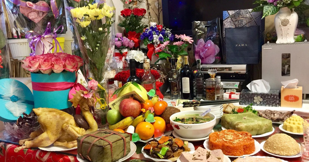 Tết ấm no của người Việt: Được quây quần bên gia đình, có đủ tiền mua sắm