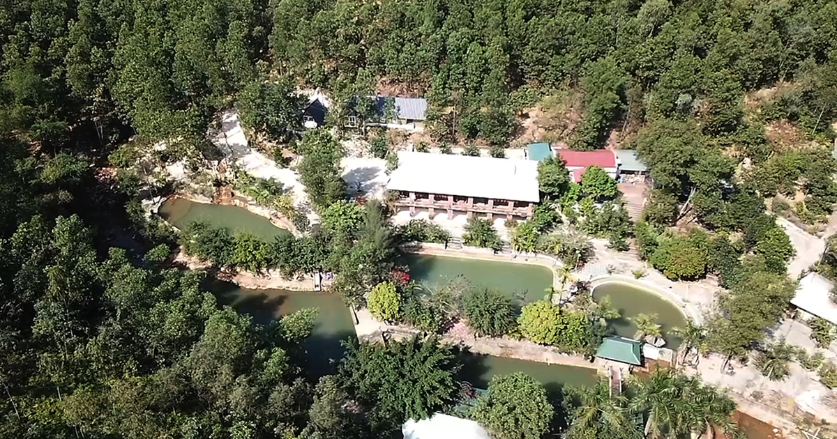 Điểm du lịch hàng ngàn mét vuông xây trái phép trên đất rừng Hạ Long