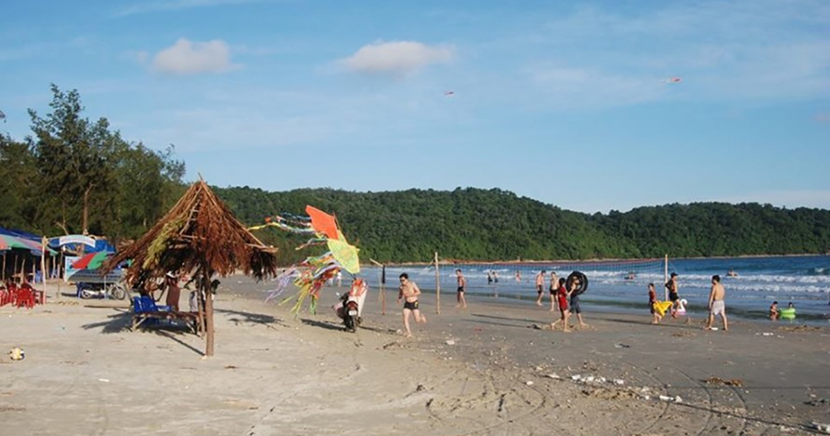 Hai du khách bị sóng cuốn trôi ở Quảng Ninh