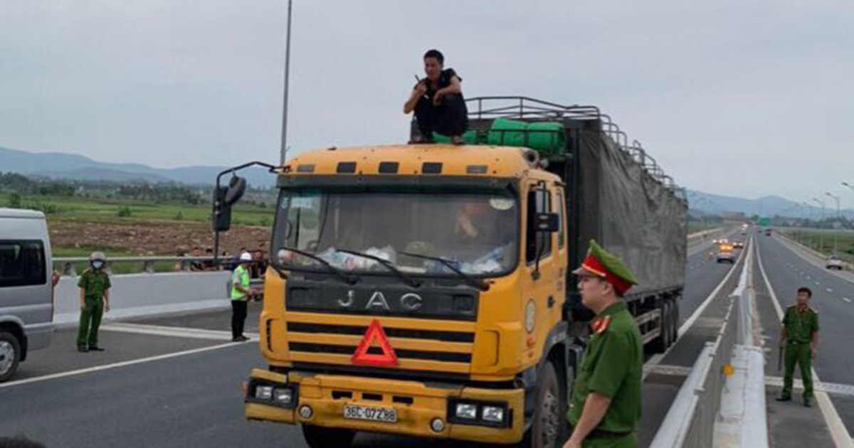 Tạm giữ kẻ ngáo đá cầm dao dọa chém người giữa cao tốc Hạ Long - Hải Phòng