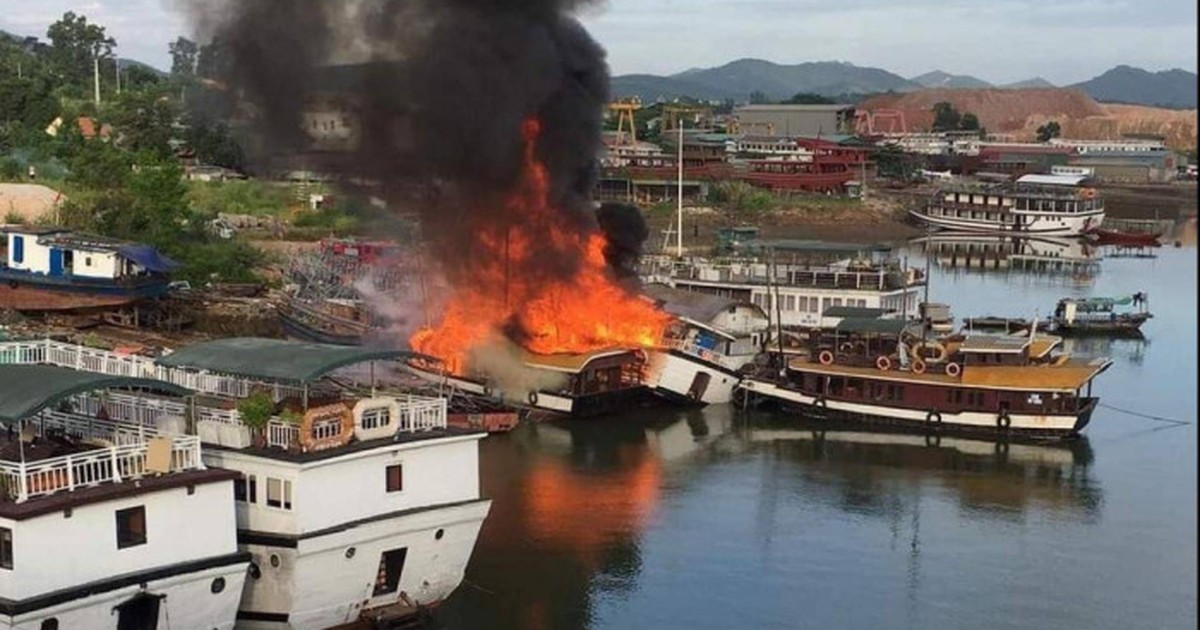 Quảng Ninh: Điều tra vụ cháy 3 tàu du lịch đang neo đậu để sửa chữa