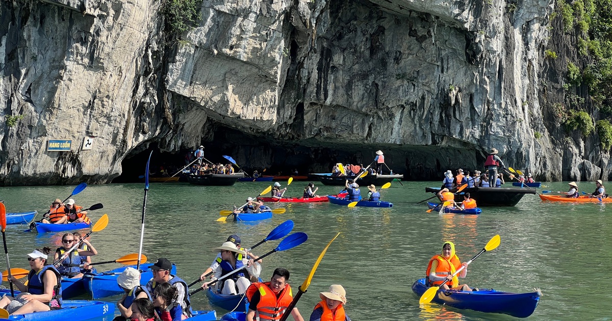 Các điểm du lịch Quảng Ninh đông nghịt cuối tuần, nhiều quán ăn từ chối phục vụ