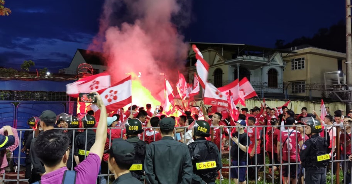 Khán giả đốt pháo sáng, Hải Phòng thua đậm trên sân Cửa Ông