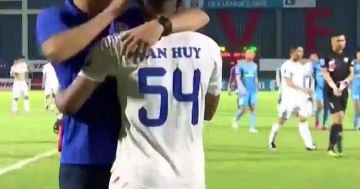 HLV Hứa Hiền Vinh viết gì trên Facebook sau sự cố với học trò cũ?