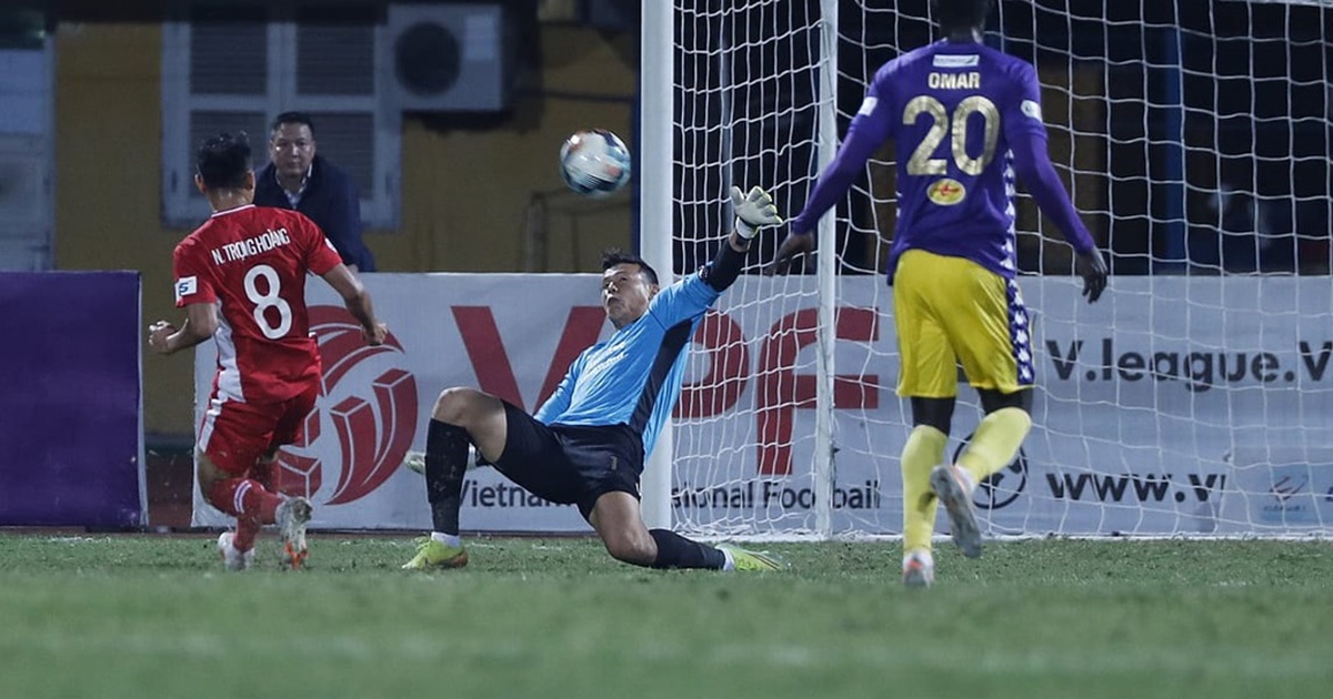 Thủ môn Tấn Trường ‘thách thức’ chân sút đã từng đánh bại Hà Nội FC