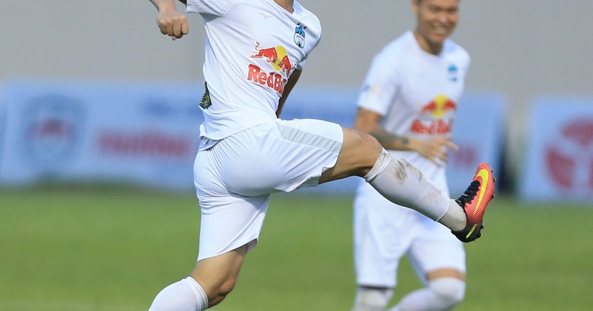 Minh Vương từ 'cậu bé' chỉ lo trụ hạng đến những bàn thắng hàng siêu phẩm