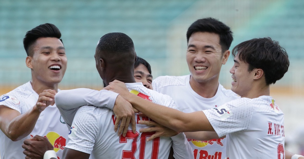 Bầu Hùng đối đầu bầu Đức, ai sẽ được cười tươi mà không sợ bị hiểu nhầm?