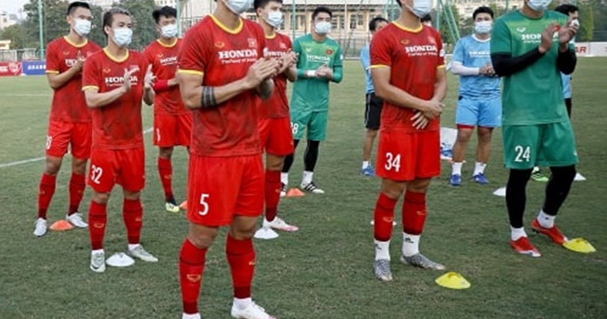 Từ ‘gương xấu’ Bunmathan nhìn sang…bầu Đức, bầu Hiển của bóng đá Việt Nam